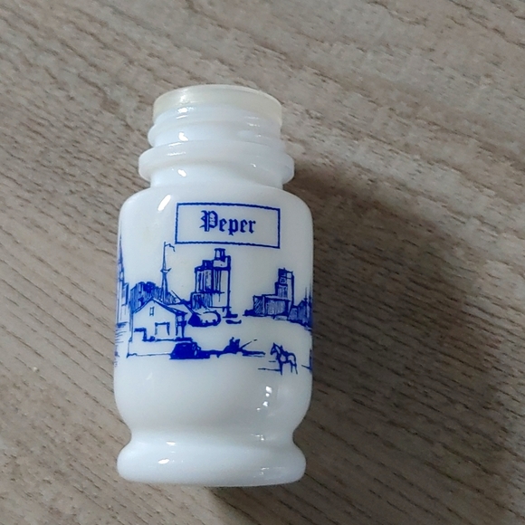 Delft pepper shaker - Picture 1 of 2